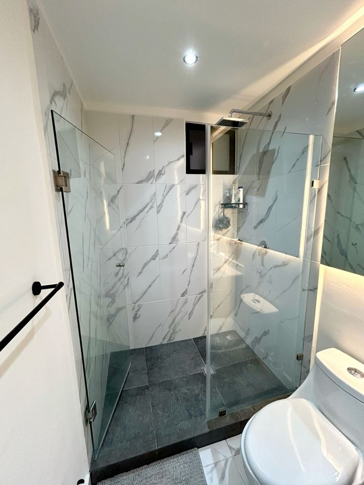 Cancel de baño de vidrio templado instalado por Tecnoglass